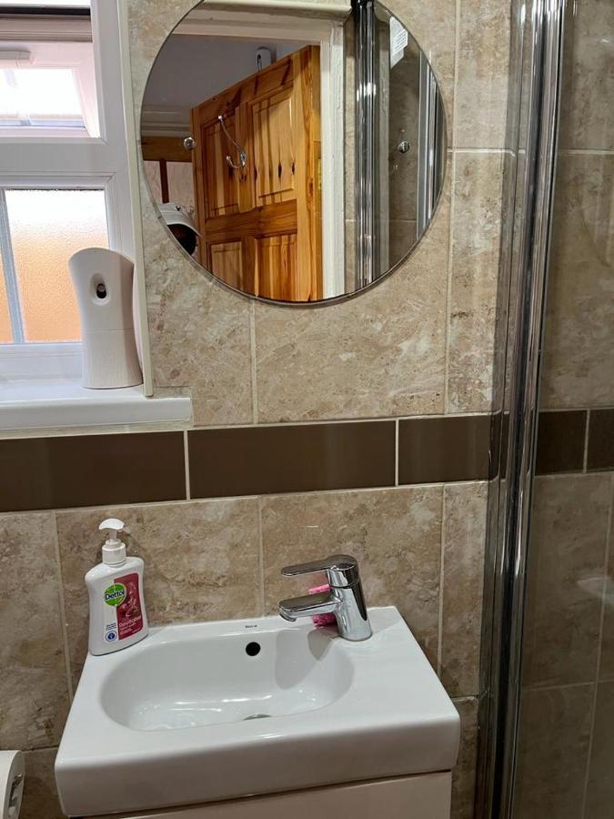 Large Double Bedroom With Free On Site Parking 킹스턴어폰템스 외부 사진