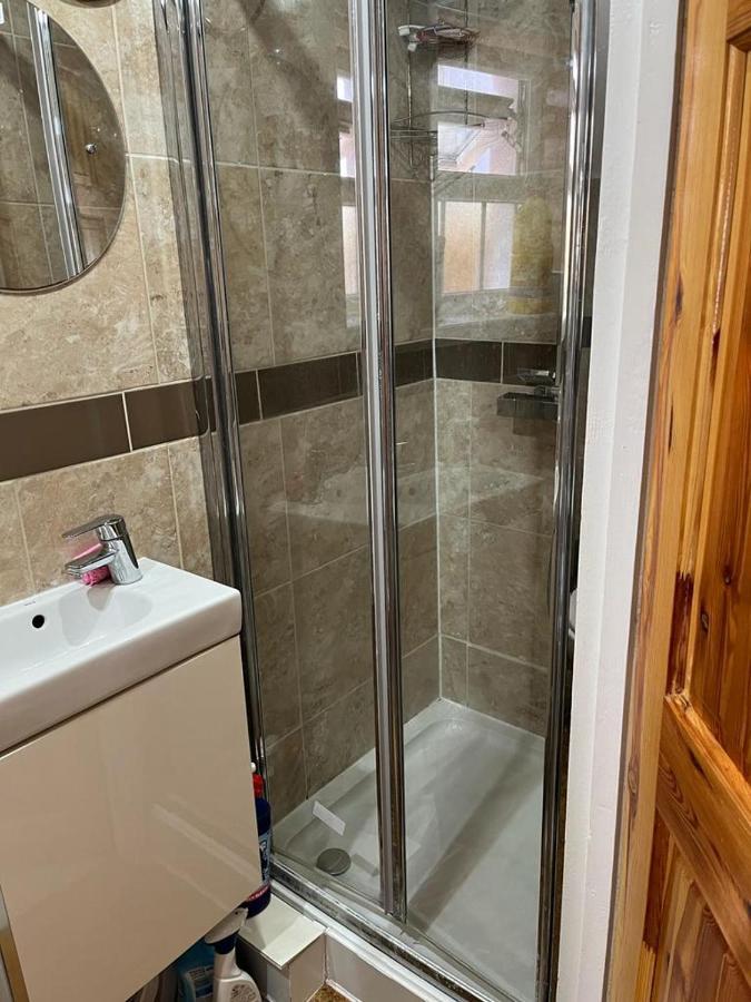 Large Double Bedroom With Free On Site Parking 킹스턴어폰템스 외부 사진